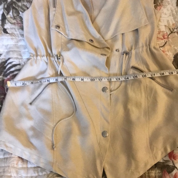 Cream vest - Picture 2 of 5